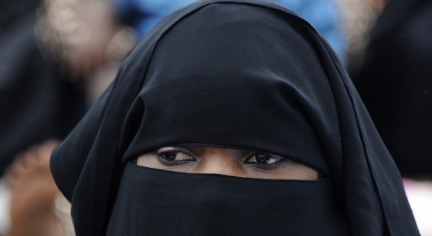 Mamma col niqab scatena il caos: sospeso il Consiglio dei ragazzi