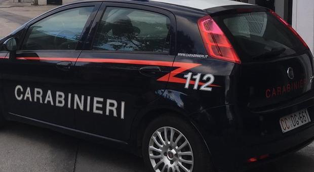 Preoccupato per la fidanzata chiama i carabinieri: trovano il cappio già appeso