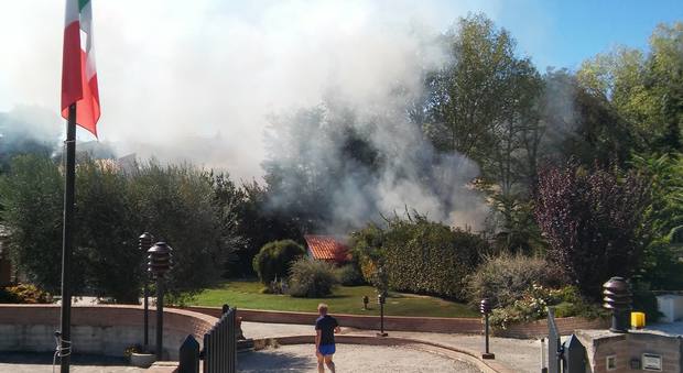 Il fuoco vicino a un'abitazione di Mondolfo