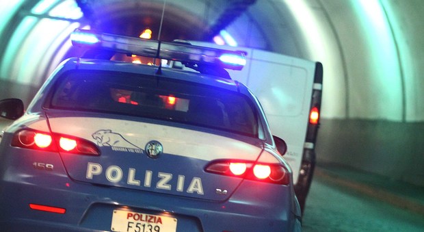 Roma, auto travolge una 16enne e fugge: il conducente inseguito e arrestato. La ragazza ferita gravemente