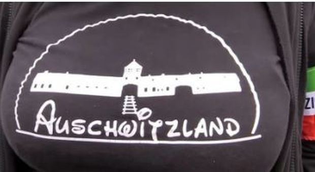 Il Museo di Auschwitz denuncia la candidata di Forza Nuova che ha indossato la maglietta “Auschwitzland”