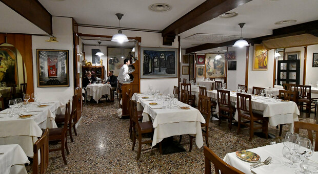 Un ristorante semideserto a Venezia