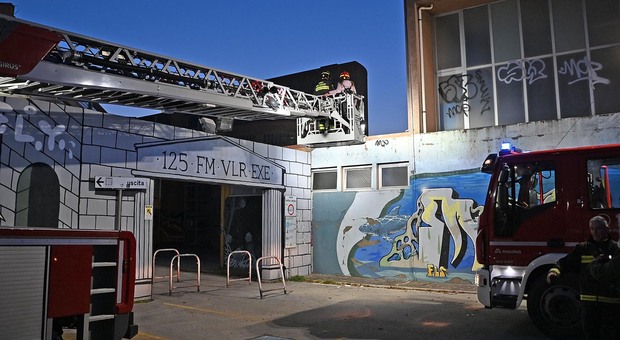 Pesaro, parkour sul tetto della scuola: 13enne precipita dal lucernario. Volo di 4 metri, miracolato