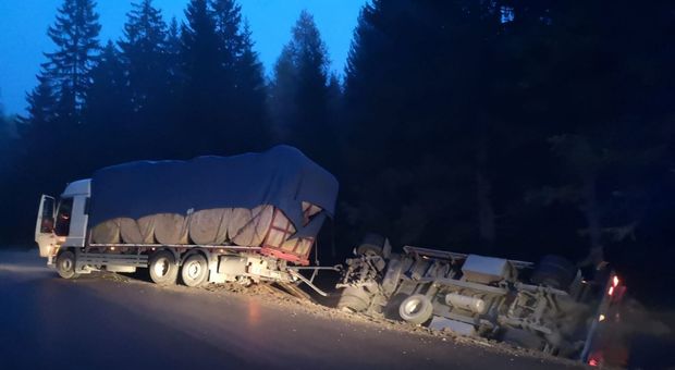 Camion di traverso sull'Alemagna: chiusa per alcune ore la strada per Cortina