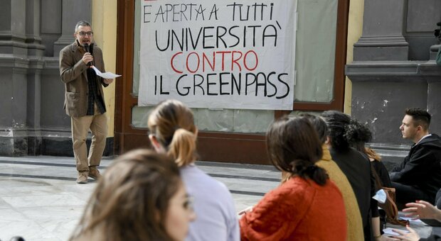 Napoli, lezioni all'aperto contro il Green pass: «Non sono organizzate dall'Università Orientale»