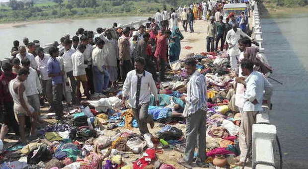 India, falso allarme e al tempio Hindu scoppia la ressa: è strage, 115 morti