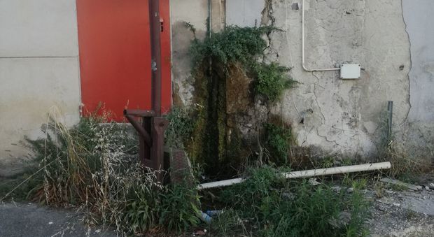 Crisi idrica in atto: ma tubature rotte da settimane in via Pianodardine