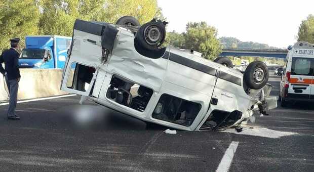 Incidente sulla Autosole tra Orte e Magliano Sabina: furgone si ribalta, un morto. Traffico in tilt