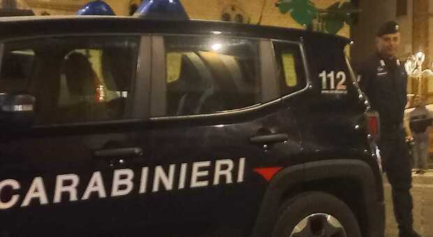 Donna muore schiacciata da un cancello, incidente choc a Piane di Falerone: indagini dei carabinieri
