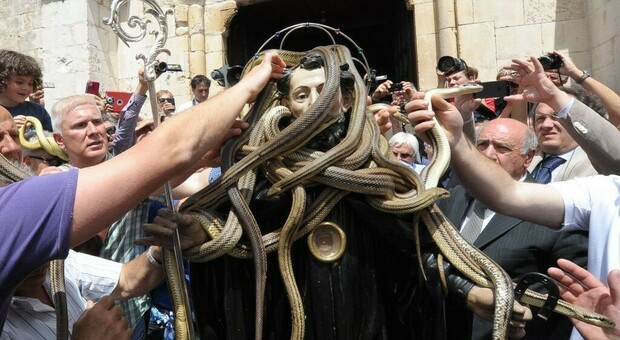 Santo avvolto dai serpenti, in seimila alla processione di Cocullo