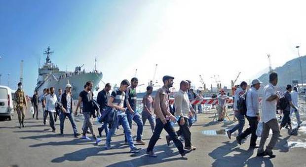 Migranti, emergenza senza fine: arriva a Napoli nave Msf con 1.449 profughi