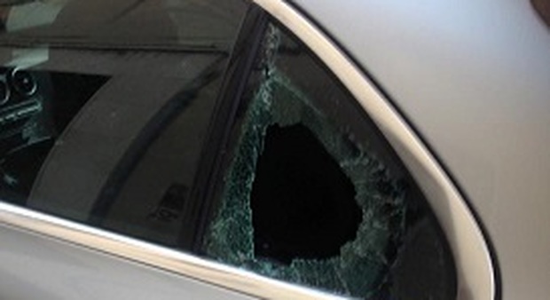 In contra' San Silvestro sono stati rotti i vetri di 2 auto in sosta