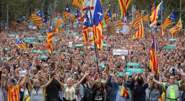 Catalogna, in 450 mila in piazza a Barcellona. Puigdemont: «Il peggior attacco dai tempi di Franco»