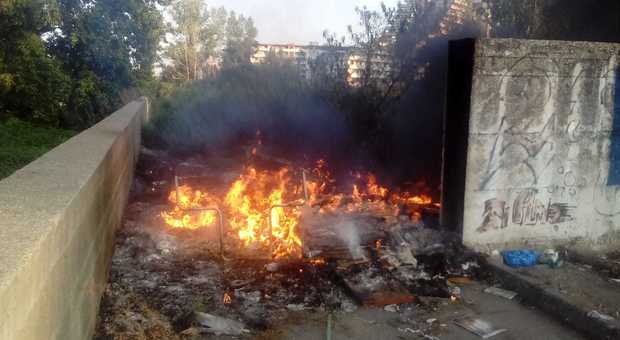 Cumuli di rifuti in fiamme a ridosso della Villa comunale di Scampia, «Alzare la guardia, potrebbero essere pericolosi»