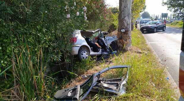 Terracina, incidente al ritorno dalla notte di Ferragosto: auto contro l'albero, feriti 3 giovani