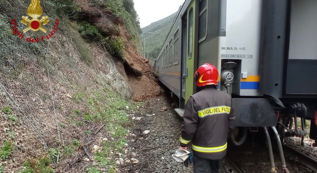 Treno deraglia tra Terni e Spoleto per una frana sui binari: a bordo 70 persone, nessun ferito