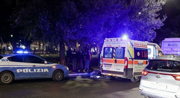 Rider 23enne travolto e ucciso da un bus a piazza Re di Roma: «Stava attraversando a piedi»