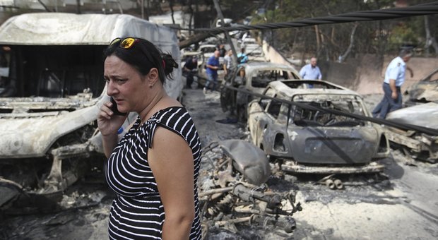 Roghi in Grecia, si indaga per dolo: le vittime degli incendi salgono a 79