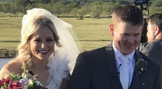 Sposini muoiono due ore dopo le nozze: «Si sono schiantati in elicottero». Su Fb il dolore degli amici