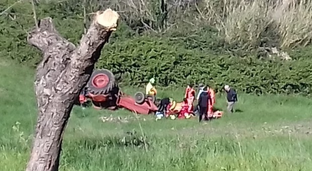 Parma, il trattore si ribalta mentre è al lavoro: agricoltore morto schiacciato