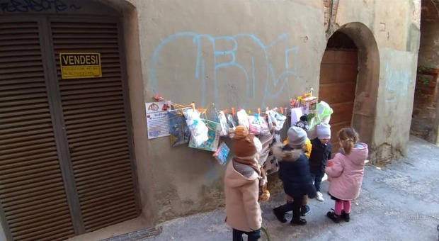 Perugia a Borgo Bello, tutti in fila per donare i giochi sospesi rubati ai bambini
