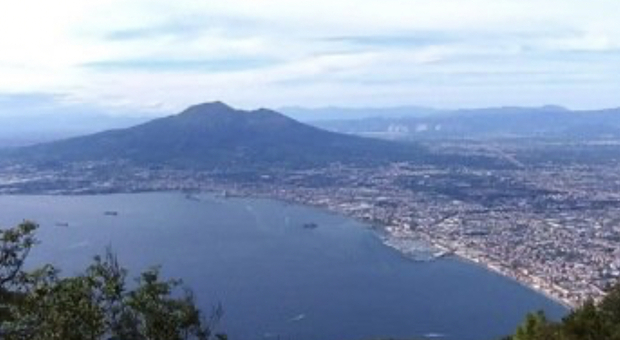 «Vesuvio, turista caduto nel cratere salvato dalle guide: ha rischiato la vita»
