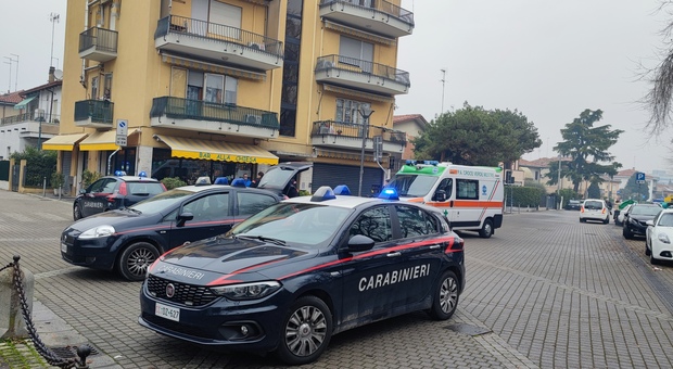L'intervento dei carabinieri in via Rio Cimetto dopo l'aggressione di ieri mattina