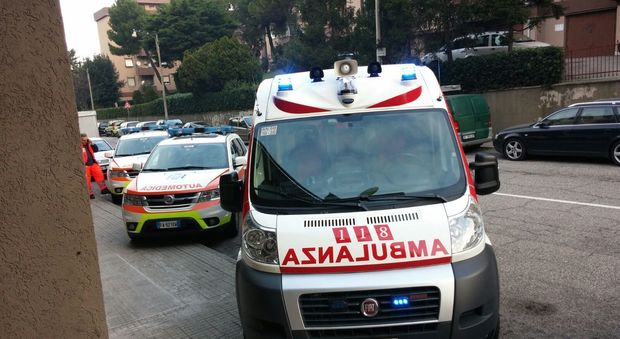 Le ambulanze davanti all'ufficio postale