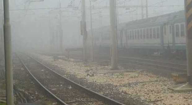 Ragazza di 25 anni muore travolta da un treno attraversando i binari
