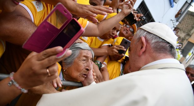 Papa Francesco in Perù: «Sradicare la piaga del femminicidio»