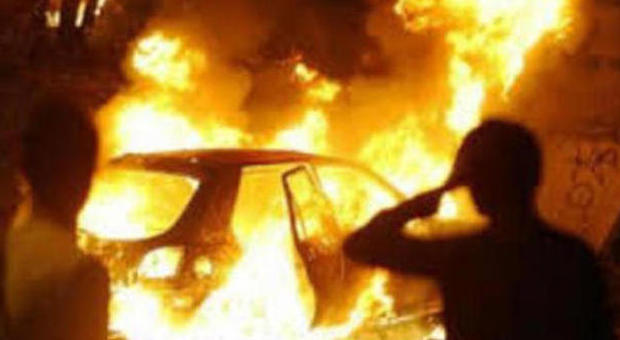 Brucia auto della mamma per farsi dare 150 euro: arrestato