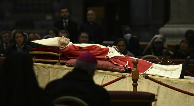 Cos'è la tanatoprassia, il trattamento di conservazione delle salme usato anche per Papa Benedetto XVI