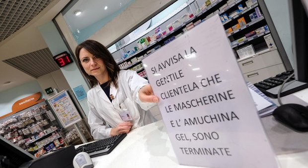Coronavirus a Napoli, caccia all'Amuchina: c'è chi la acquista di seconda mano
