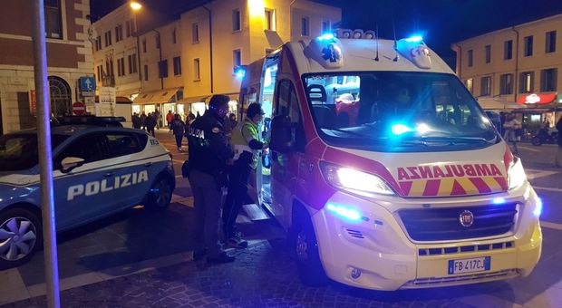 L'intervento della Polizia e dell'ambulanza dopo la rissa