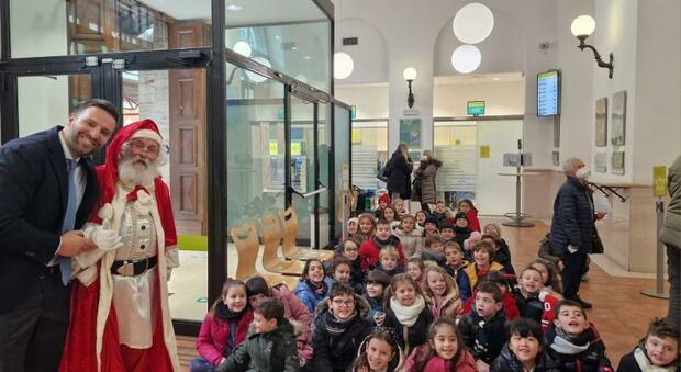 Gli alunni della Minervini-Sisti spediscono dall'ufficio postale di via Garibaldi le letterine indirizzate a Babbo Natale