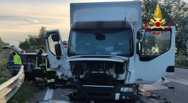 Incidente mortale all'alba: auto si schianta contro un furgone-frigo, donna perde la vita