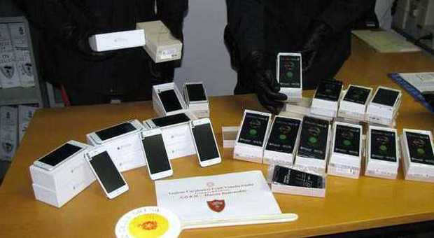 FALSI - I telefonini "copia" individuati dai carabinieri