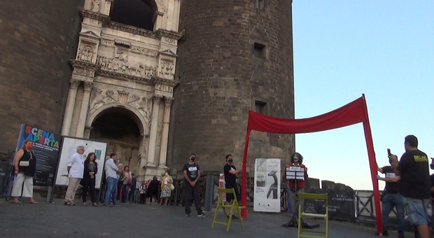 Napoli, flash mob degli operatori dello spettacolo: «Questa riapertura è una falsa partenza»