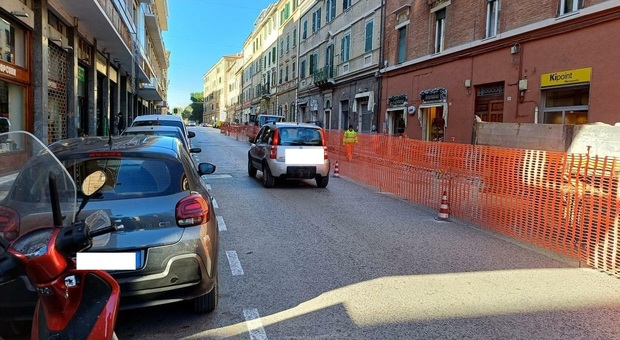 Ancona, Corso Amendola ribolle per il ritorno dei lavori, auto contromano e rabbia: «Negozi 2 mesi in ostaggio»