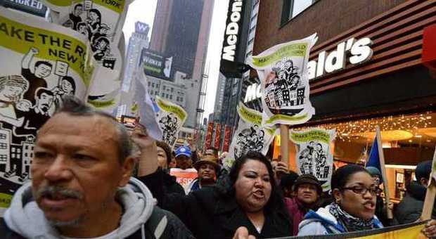 Sciopero dell'hamburger: «Stipendi da fame», dipendenti fast-food paralizzano gli Usa