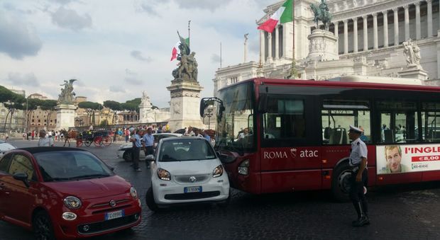 Panico a piazza Venezia: bus Atac senza nessuno al volante travolge una Smart: donna in ospedale