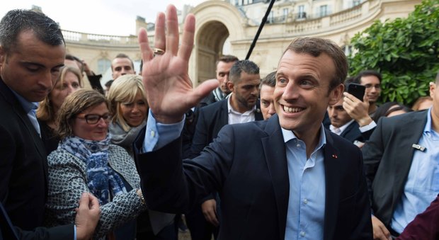 Rubano il cellulare a un giornalista: il numero di Macron finisce su Internet