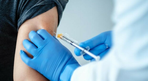 Vaccino Covid nel Lazio, dal 14 luglio prenotazioni per la quarta dose agli over 60: riaprono gli hub