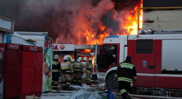 Mosca, incendio al centro commerciale: almeno 5 morti e 25 persone ancora sotto le macerie