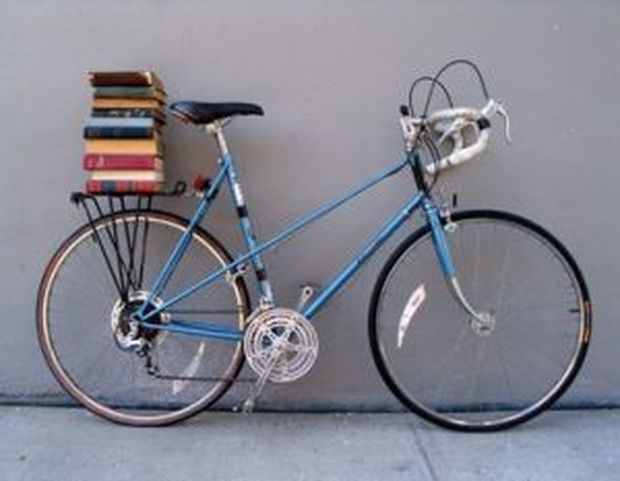 Napoli. Porta un libro in bicicletta per la biblioteca di Annalisa Durante