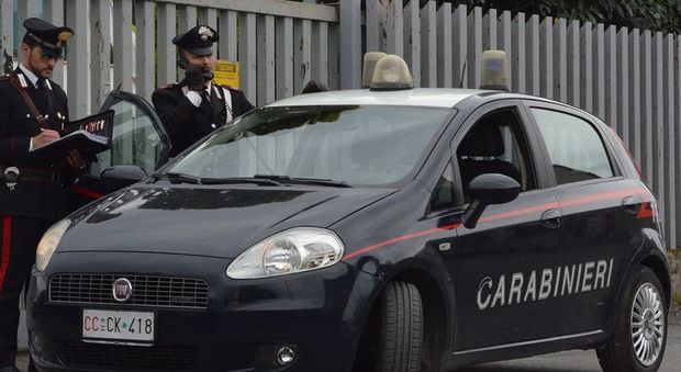 Carabiniere fuori servizio riconosce un detenuto ai domiciliari per strada, lo ferma e viene picchiato