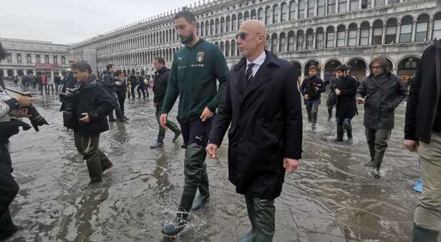 Venezia, gli azzurri del calcio in piazza San Marco: «Questa città supererà anche questa»