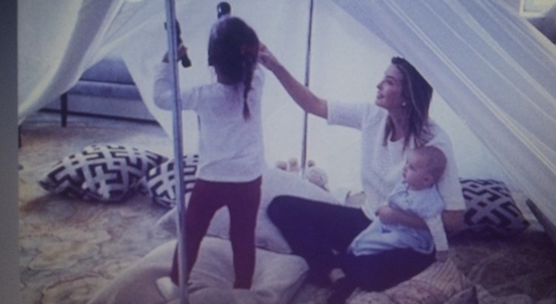 Coronavirus, Ivanka su Instagram: «Problemi con i bimbi? Fate il campeggio in salotto»