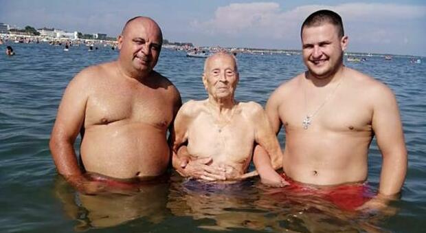 Edgardo Rosteghin, 100 anni, fa il bagno in mare a Caorle soddisfatto