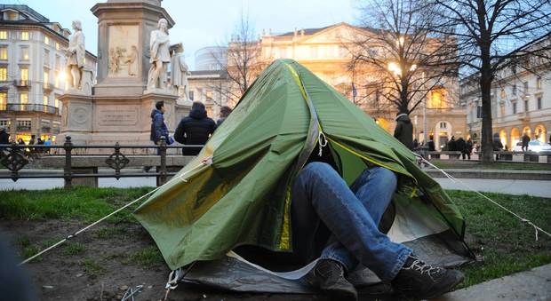 La donna in tenda in piazza Scala